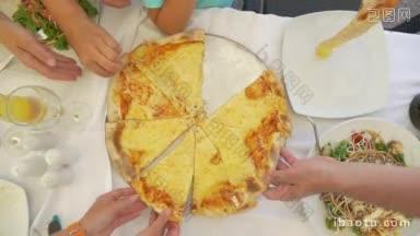 慢镜头:在餐馆或咖啡馆用餐时，成年人和孩子从托盘中取出奶酪披萨